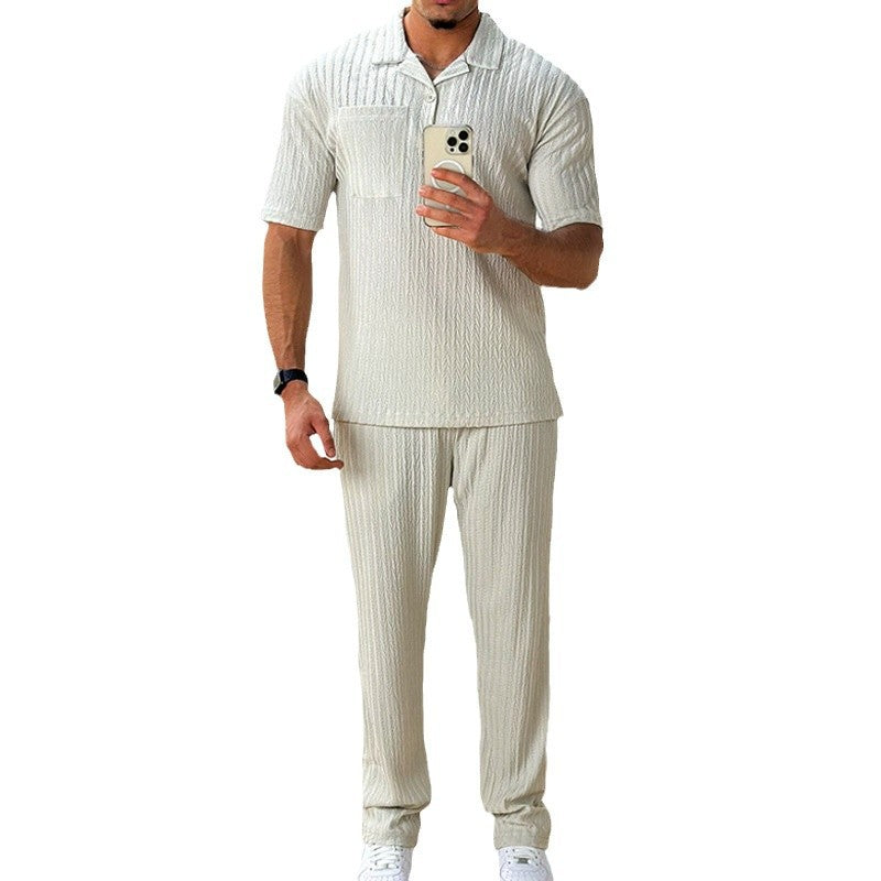 Conjunto de dos piezas de traje de hombre: polo de manga corta y pantalón.