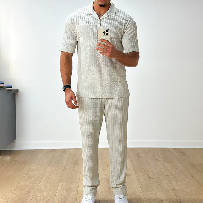 Conjunto de dos piezas de traje de hombre: polo de manga corta y pantalón.