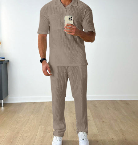 Conjunto de dos piezas de traje de hombre: polo de manga corta y pantalón.