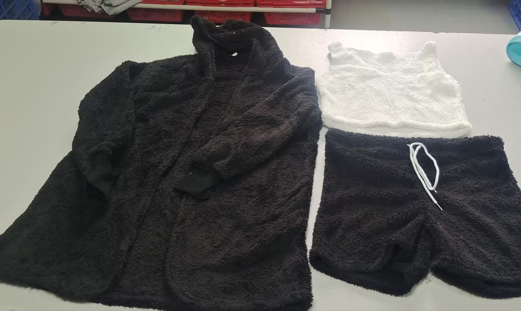 Conjunto de pijama de 3 piezas para mujer: top corto de manga larga y shorts con cordón ajustable.