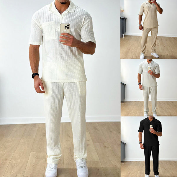 Conjunto de dos piezas de traje de hombre: polo de manga corta y pantalón.