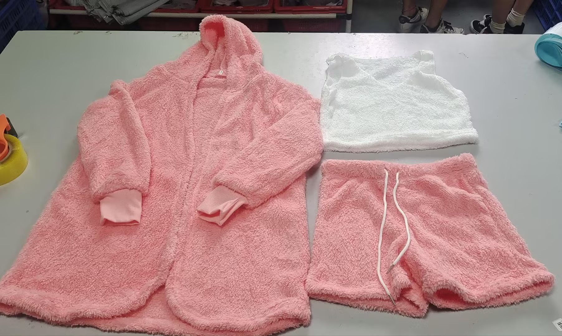 Conjunto de pijama de 3 piezas para mujer: top corto de manga larga y shorts con cordón ajustable.