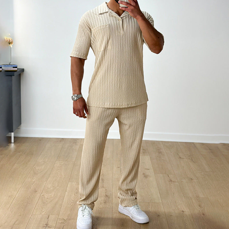 Conjunto de dos piezas de traje de hombre: polo de manga corta y pantalón.