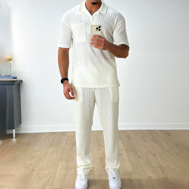 Conjunto de dos piezas de traje de hombre: polo de manga corta y pantalón.