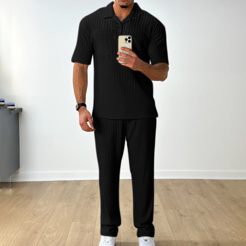 Conjunto de dos piezas de traje de hombre: polo de manga corta y pantalón.
